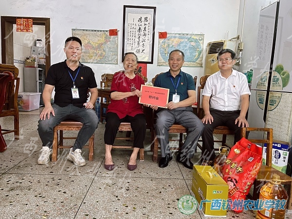 我校开展“七一”慰问生活困难党员和老党员活动
