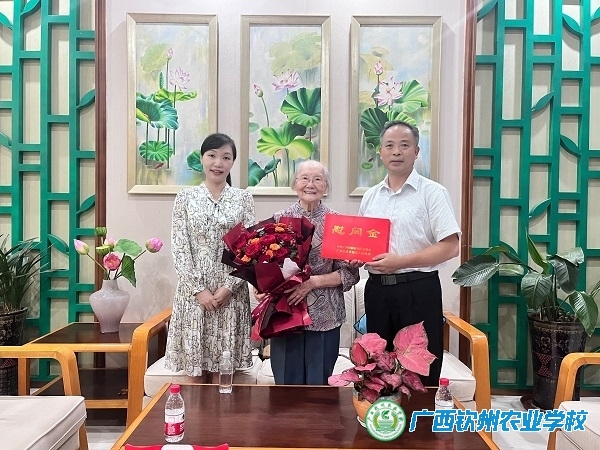 我校开展庆祝中华人民共和国成立75周年走访慰问离休老干部、老党员活动
