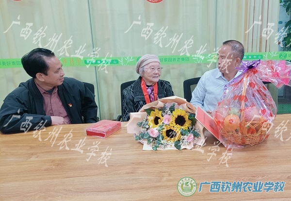 我校领导慰问离休干部、老党员陈秀珍老师