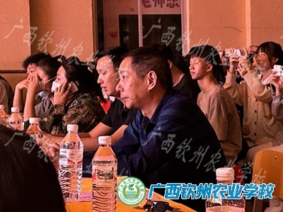 “和谐之声”百场文艺演出走进钦农