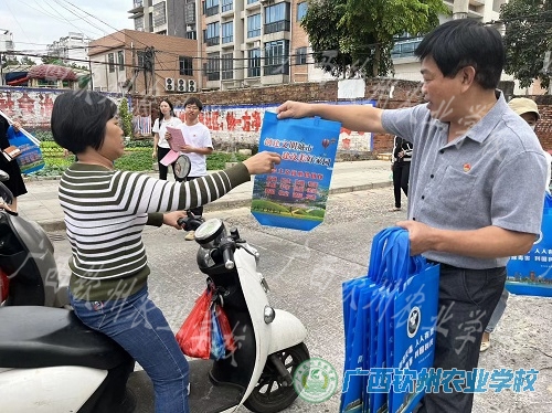 为民办实事 助力全国文明城市创建——我校第五党支部到钦州市钦南区水东街道办东南社区开展“双报到 双服务”活动