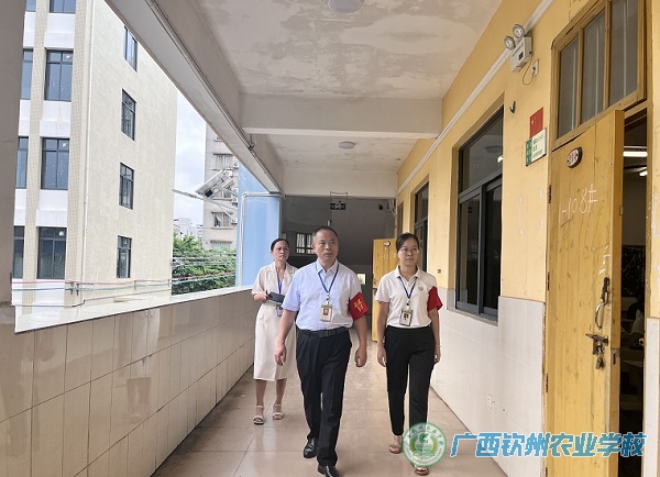 开学第一课  校长伍国樑深入课堂检查教学情况