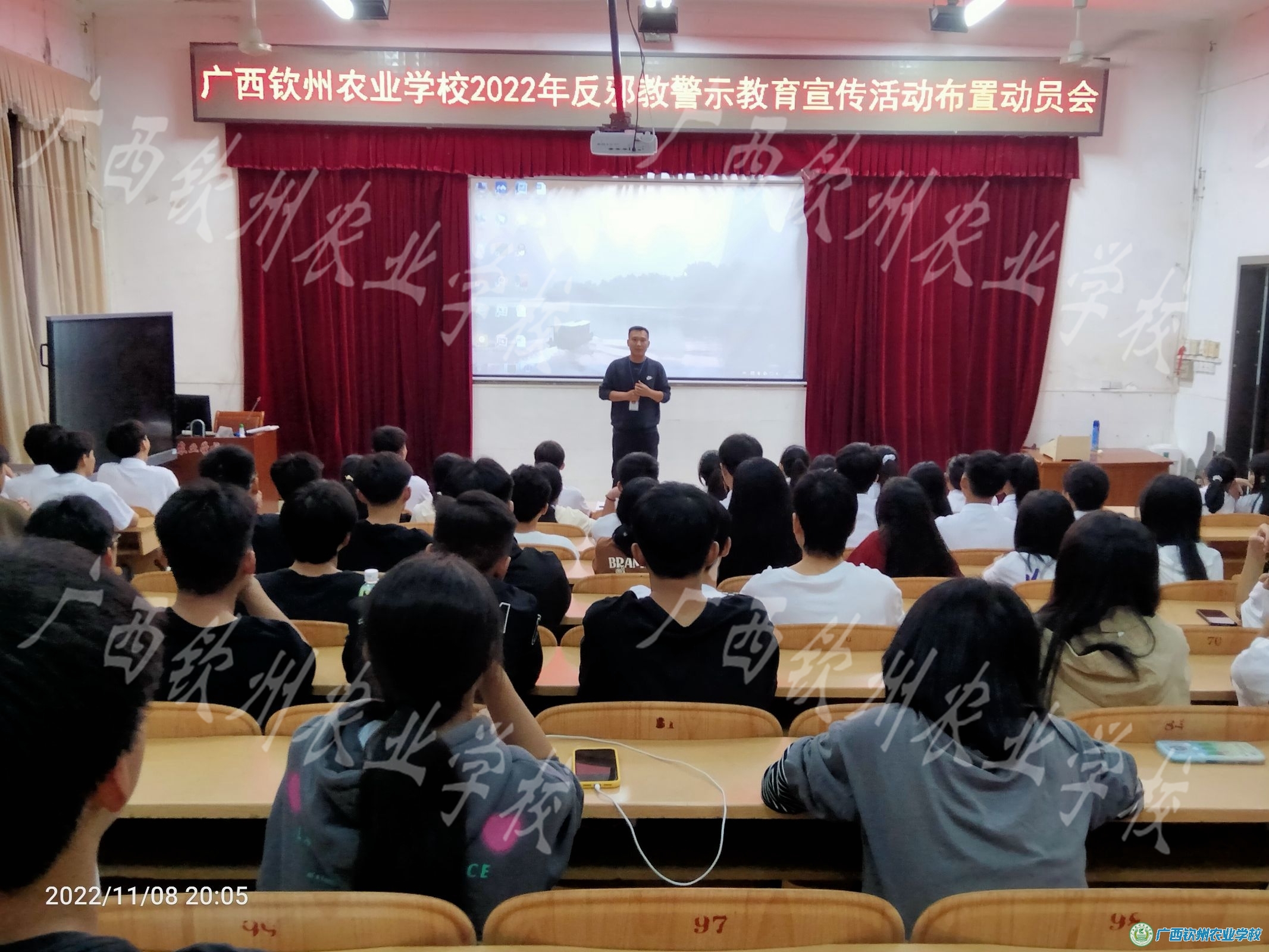 邪教就在身边  警惕邪教侵害      ——我校开展反邪教警示教育宣传活动