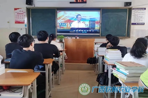 我校组织全体学生收看 “资助育人·大国工匠进校园”直播