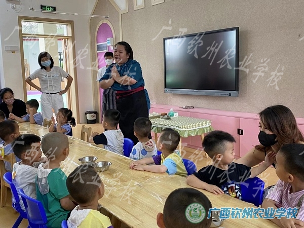 农业学部组织中西式面点专业师生到企业开展实践教学活动