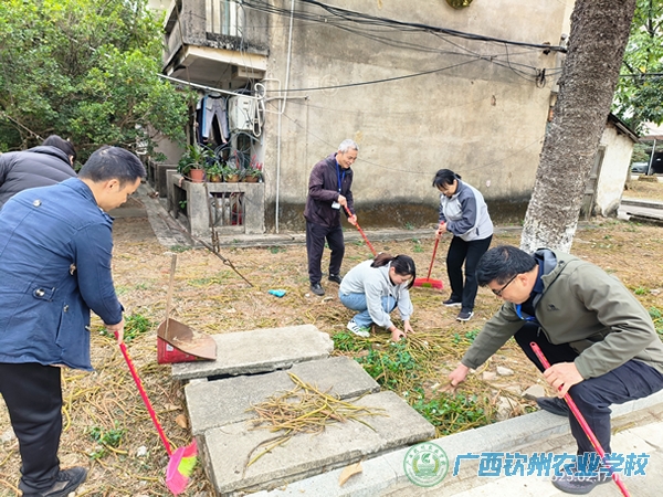 清洁校园 党员先行 ——我校第三党支部组织开展主题党日活动