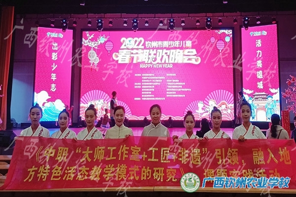 活力英雄城  出彩少年志 ——我校师生利用春晚节目开展进行“非遗课堂”实践活动