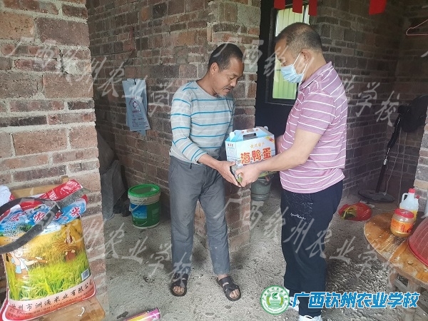 我校帮扶干部入户开展帮扶联系工作