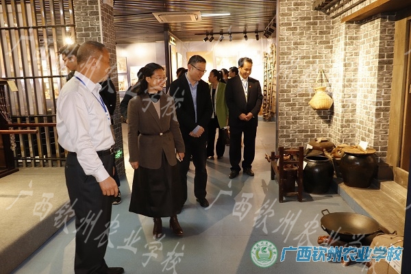 钦州市文明办、钦州市教育局领导到我校开展全国文明校园创建工作调研