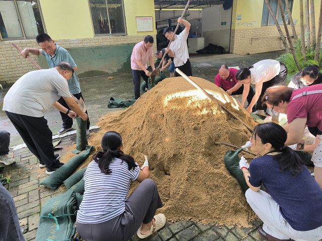 我校全体教职工全力防御台风“紫檀”