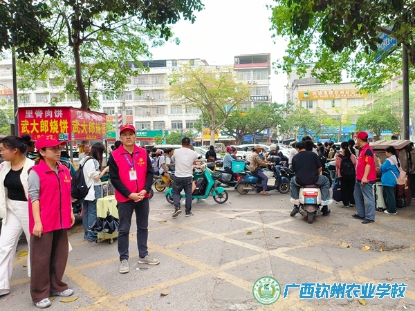 党员先锋岗 护学勇担当 ——我校第三党支部开展党员志愿服务活动