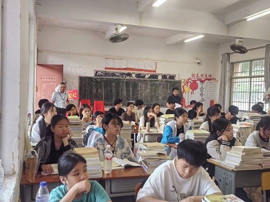 严抓常规管理 筑牢育人根基 ——我校开展专项突击检查